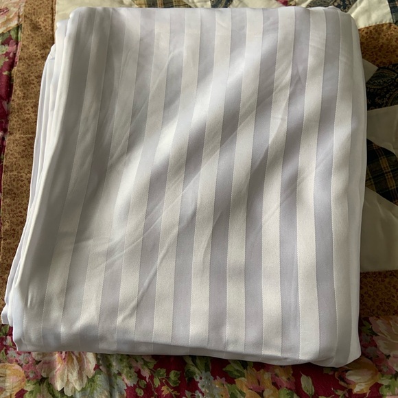 Oakwood Duvet, 90x94,  Queen size bed, white satin-striped, NWOT - Picture 4 of 5